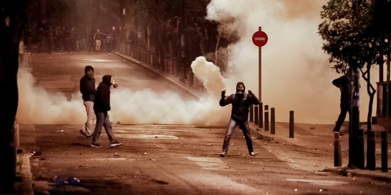 Νέες επιθέσεις κουκουλοφόρων με μολότοφ έξω από τα γραφεία του ΚΙΝΑΛ